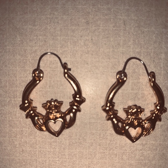 💕Vintage Gold Claddagh Hollow Hoop Earrings 💕 - Picture 2 of 4